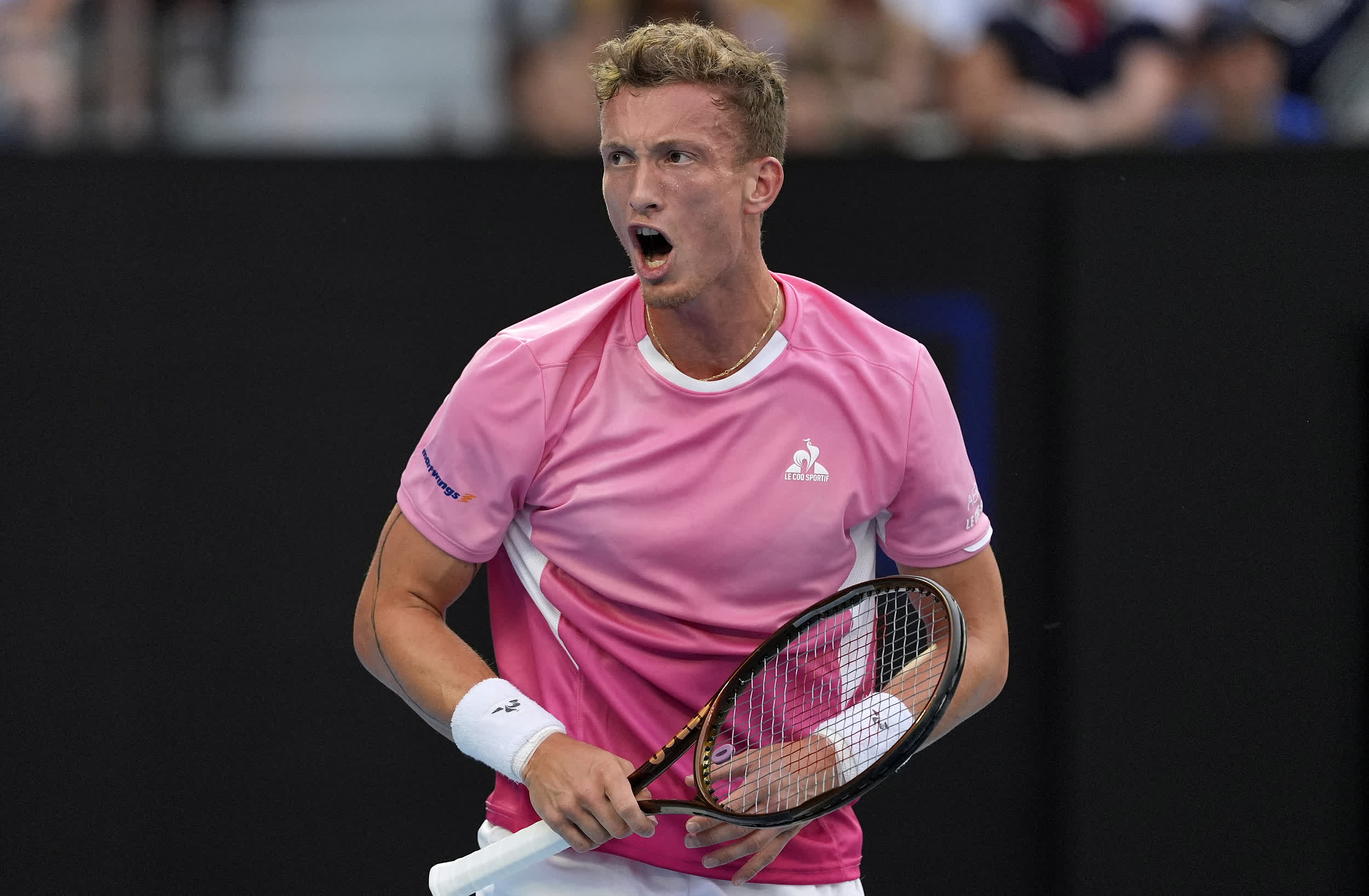 开云-包含持续失利引发热议！，德约科维奇在日本队比赛中夺冠全场沸腾不已的词条-开云