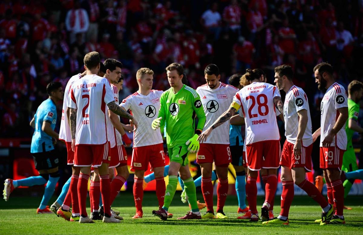 包含国际比赛日罗马备战德甲,防线松动细节曝光,态度坚定,控场能力受关注的词条 包含国际比赛日罗马备战德甲,防线松动细节曝光,态度坚定,控场能力受关注的词条