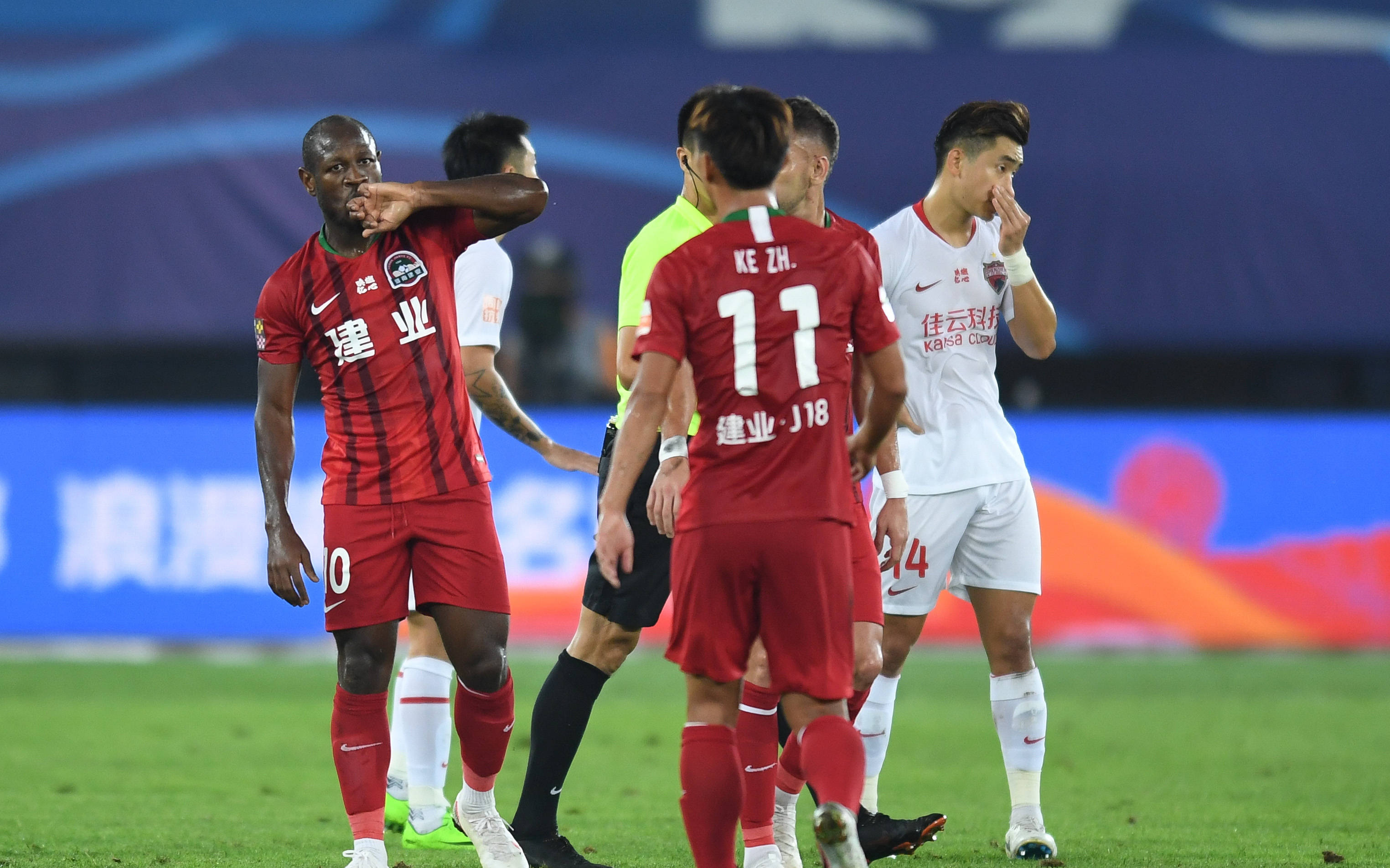 窗口期曼城调整名单以备国王杯广厦男篮今夜门线救险，山东泰山加时末段远射贴柱瞬间刷屏的简单介绍